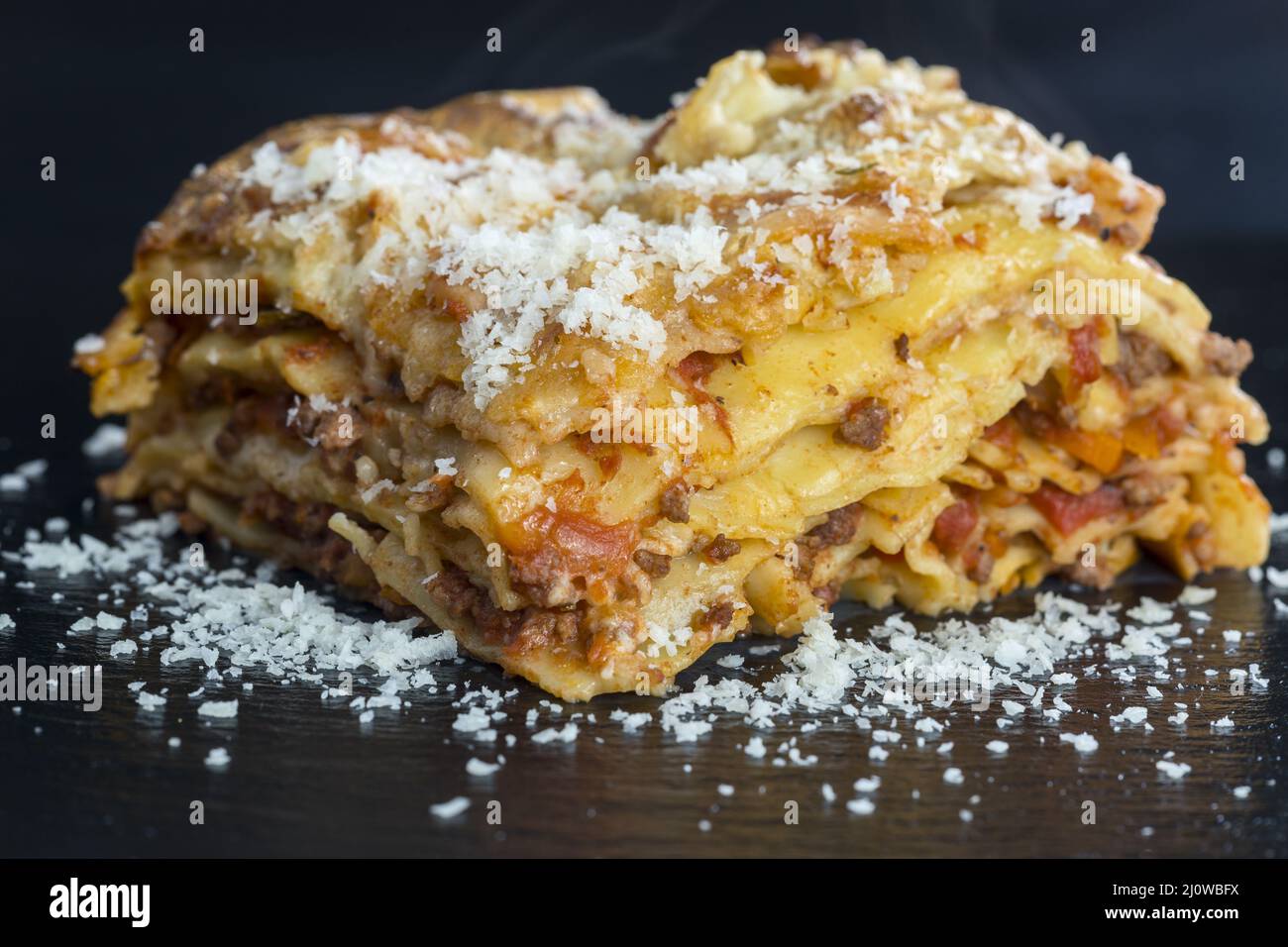 Lasagne fresche su ardesia nera Foto Stock