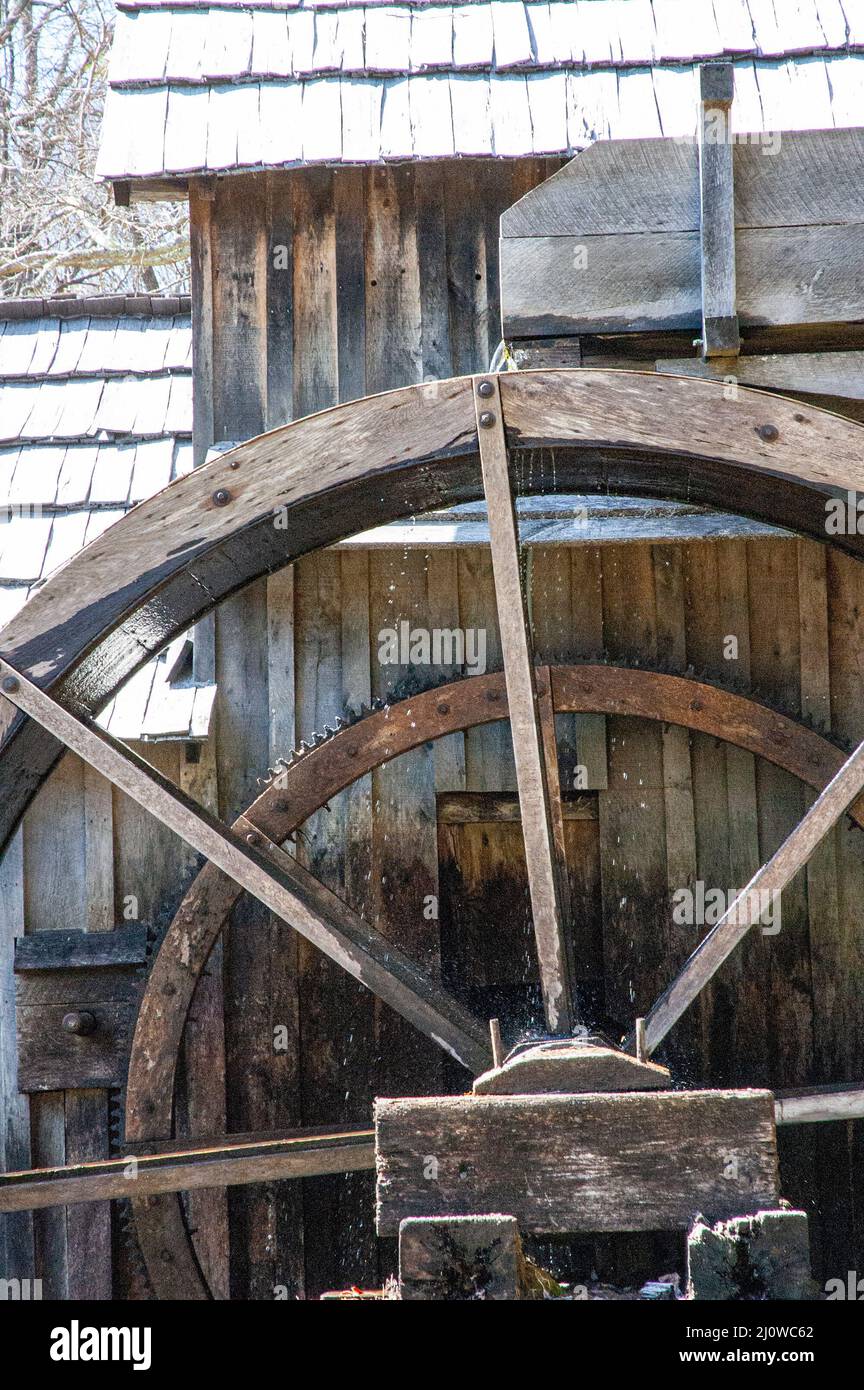 Dettaglio di una ruota ad acqua con mulino corsa alimentare acqua dalla cima, Mabry Mill, Blue Ridge Parkway, Floyd County, Virginia Foto Stock