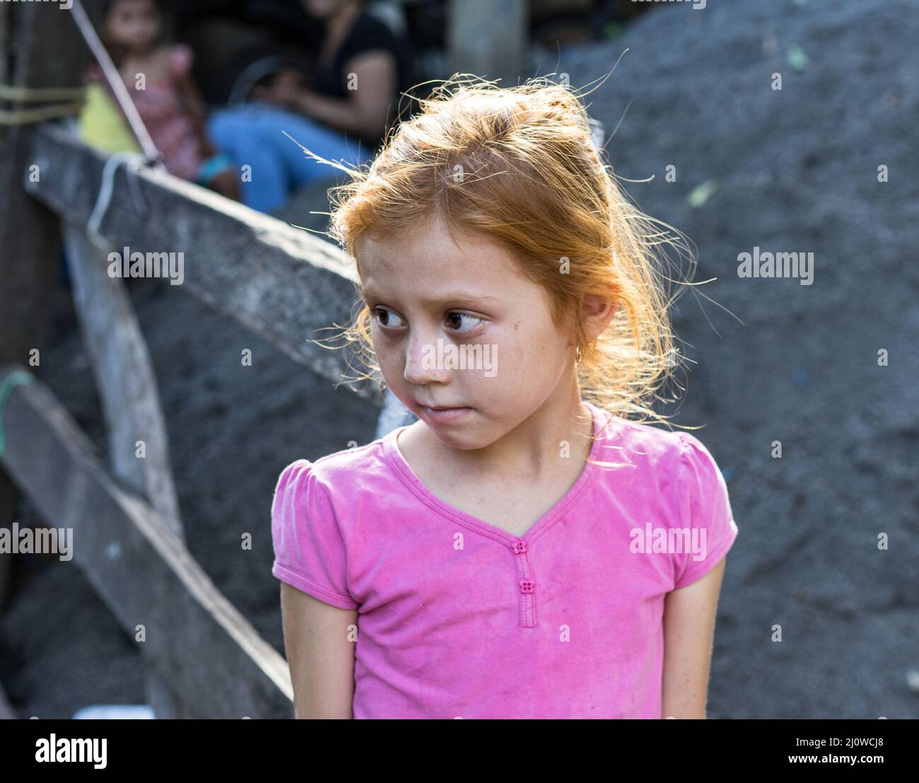 Giovane ragazza Nicaragua capelli rossi guardando fotocamera sinistra di fronte a una casa campo a Jinotega, Dipartimento, Nicaragua. Foto Stock