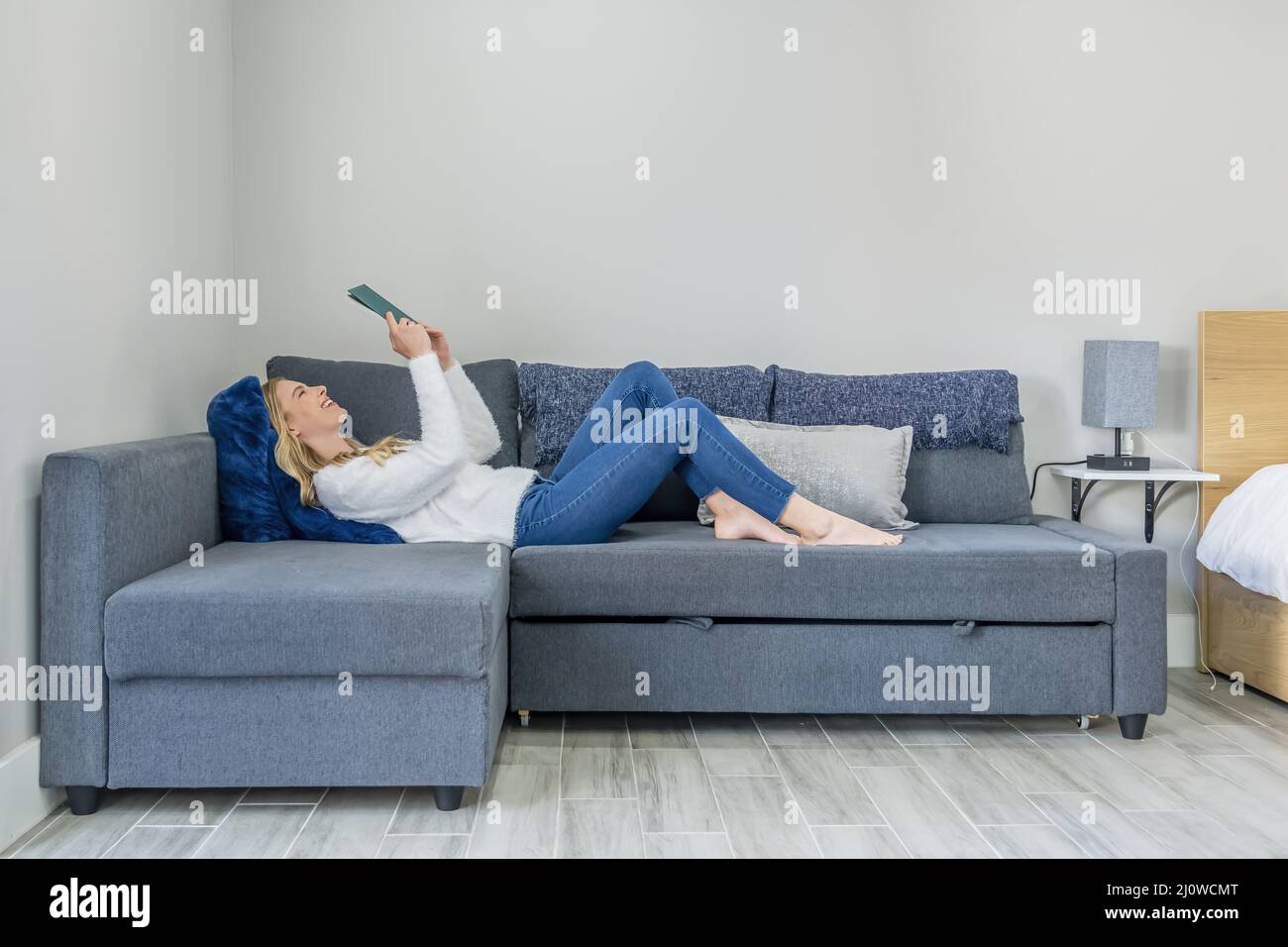 Una giovane ragazza splendida Blonde Woman ama il suo tempo a casa da sola nel suo appartamento Foto Stock