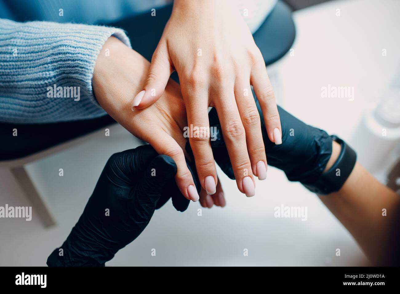 Manicure processo femmina mani unghie dita lucidare Foto Stock