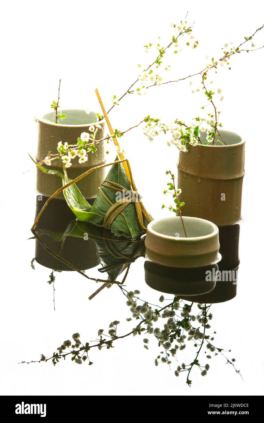 Fotografia creativa, Zongzi (gnocchi di riso) e tazze di bambù Foto Stock