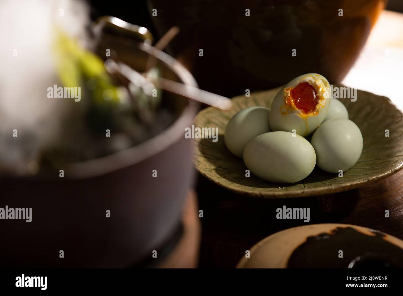 Uova d'anatra salate e cottura Zongzi Foto Stock
