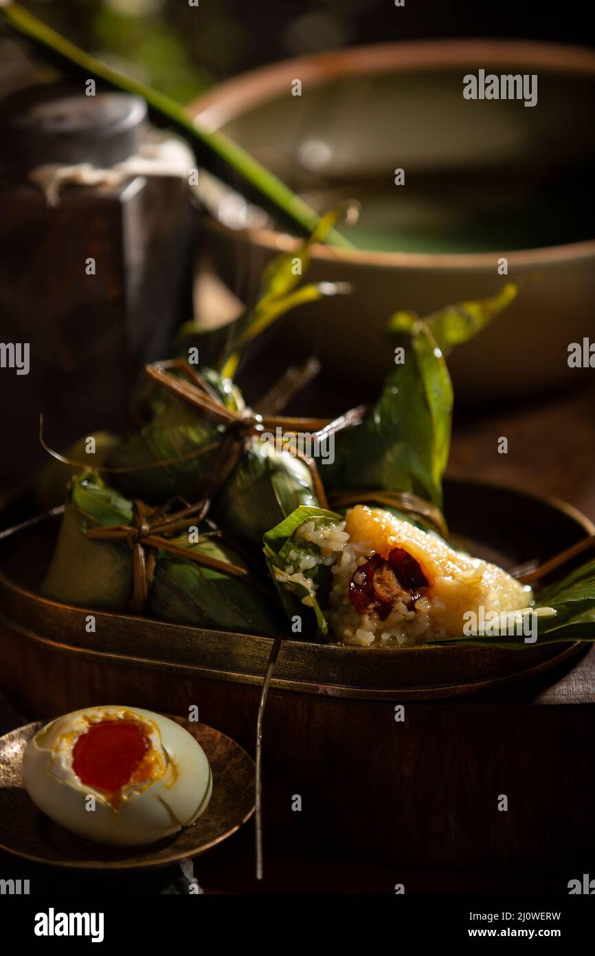 Uovo d'anatra salato e Zongzi dolce Foto Stock