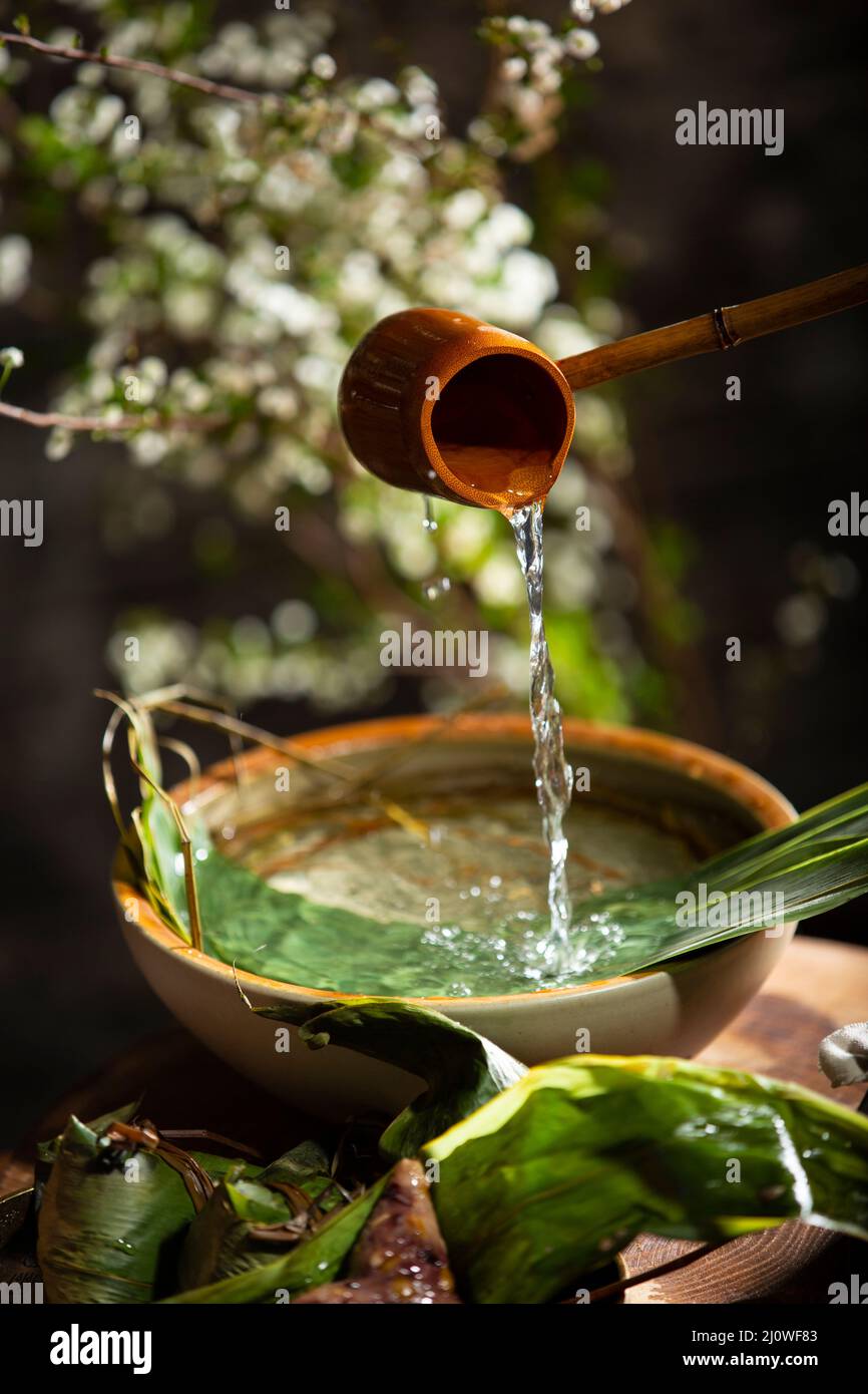 Versando giù di acqua Foto Stock