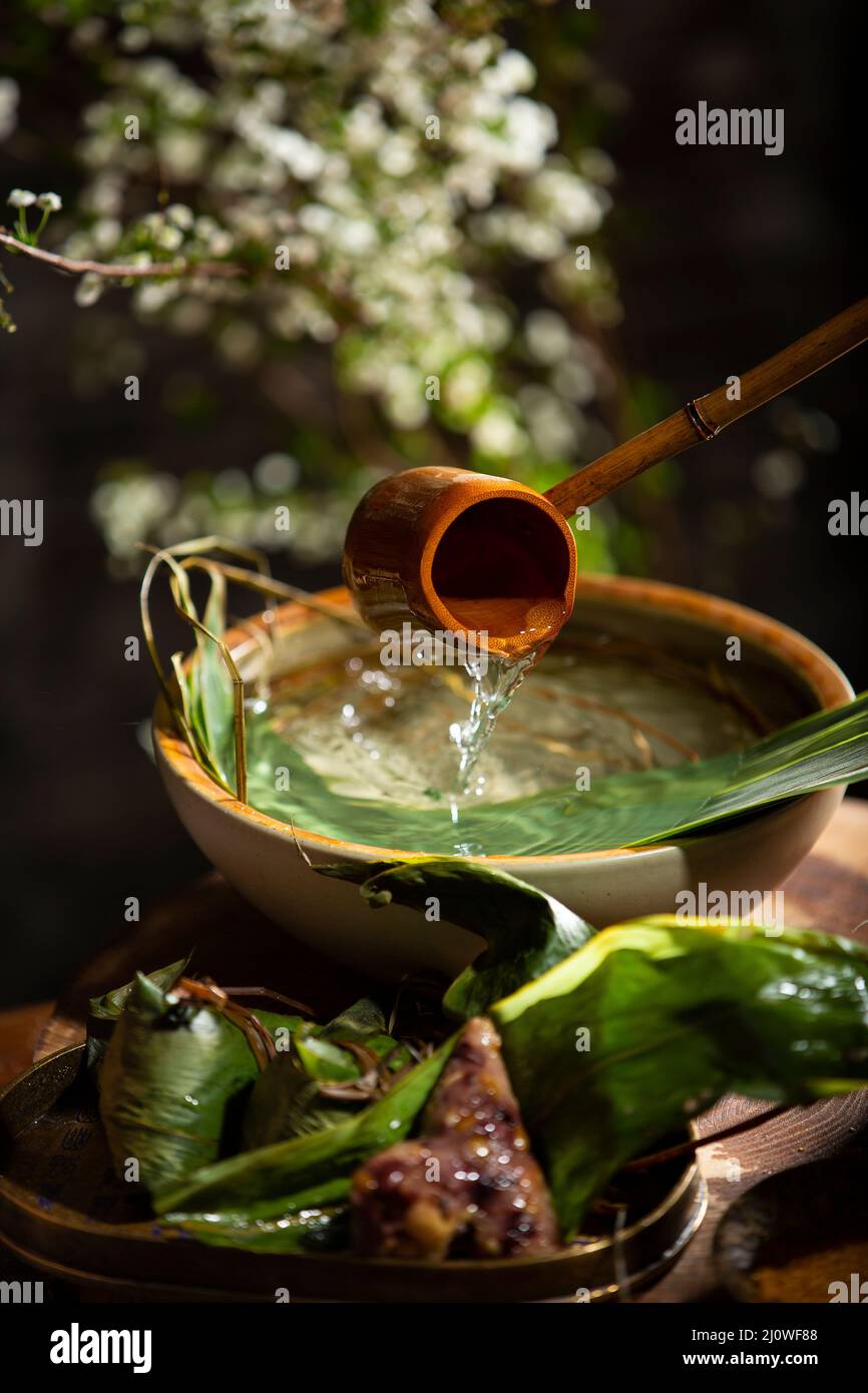 Versando giù di acqua Foto Stock