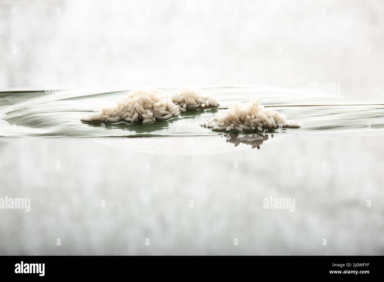 Fotografia creativa, Zongzi (gnocchi di riso) preparazione, tradizionale cibo cinese Foto Stock
