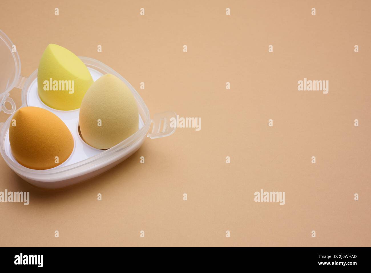 Spugne ovali nuove a forma di uovo per cosmetici e fondazioni, vista dall'alto Foto Stock