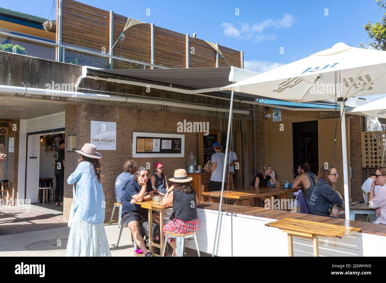 Il Pocket cafe e ristorante a Freshwater Beach a Sydney, NSW, Australia in una giornata autunnale soleggiata Foto Stock