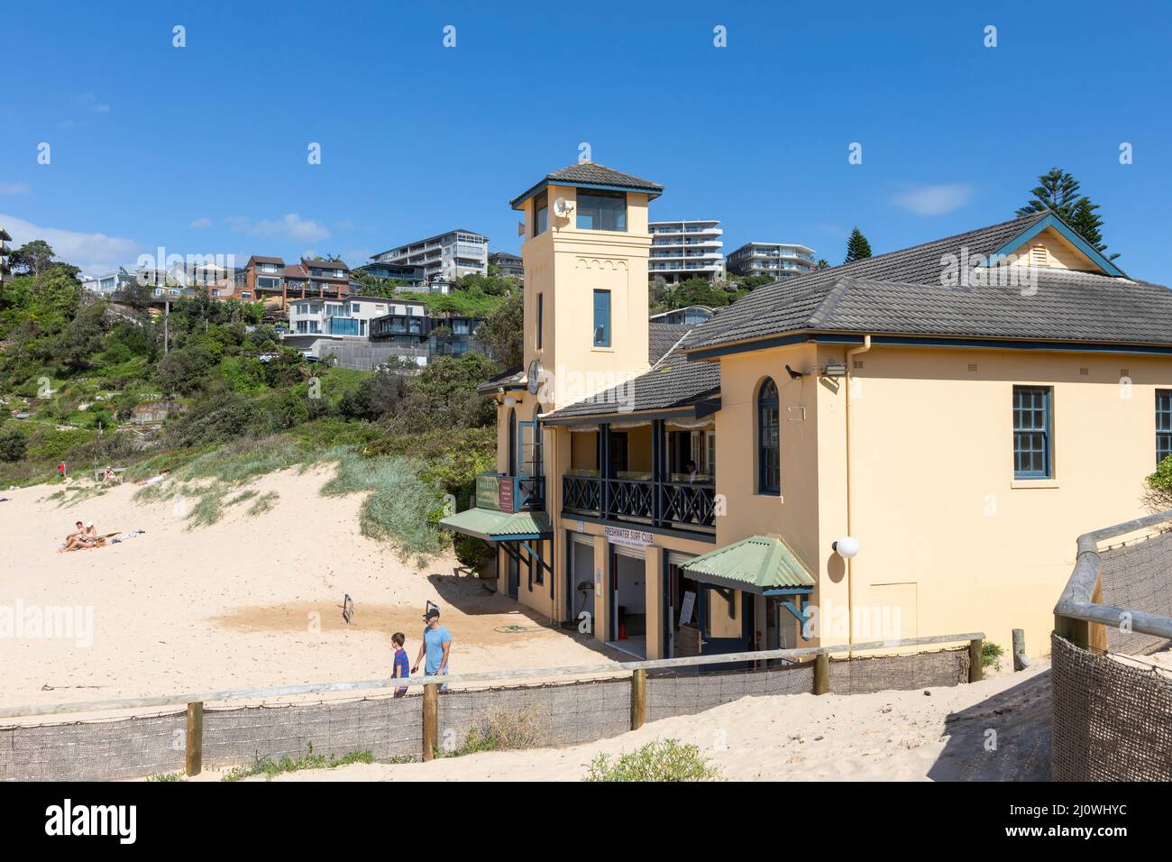 Spiaggia d'acqua dolce a Sydney e il surf salvavita club in autunno cielo blu giorno, Sydney, NSW, Australia Foto Stock