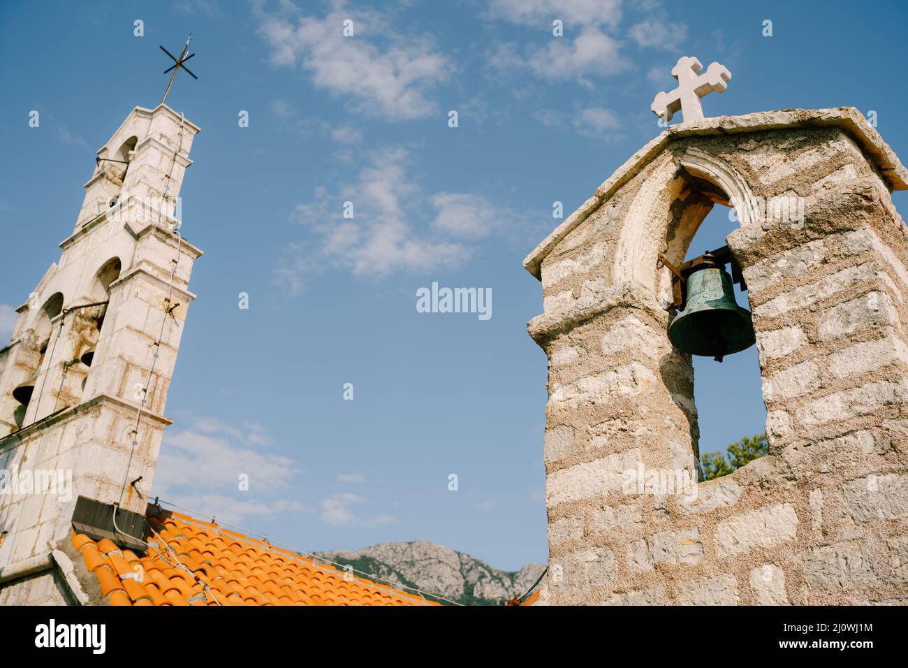 Due vecchi campanili in pietra con campane contro il cielo Foto Stock