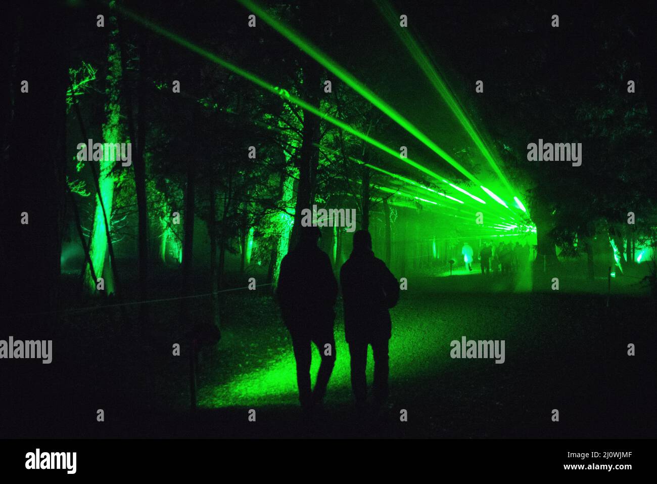 Spettacolo di luce laser in un parco Foto Stock Spettacolo di luce laser in un parco Foto Stock