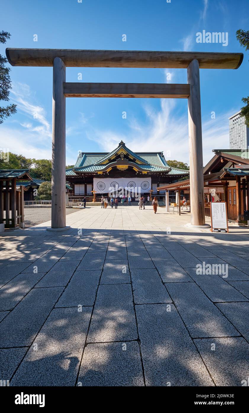 La vista di Haiden (sala principale) attraverso il Chumon Torii al Santuario di Yasukuni. Tokyo. Giappone Foto Stock