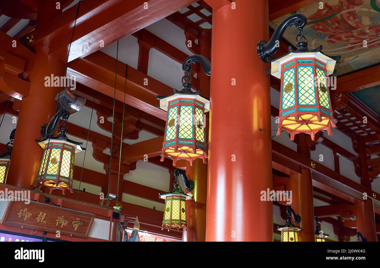 Lanterne pendenti Tsuri-doro al tempio buddista senso-ji ad Asaku Foto Stock