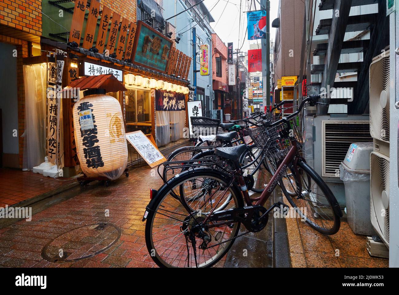 La vecchia strada del mercato sotto la pioggia pesante alla città di Shibuya. Tokyo. Giappone Foto Stock