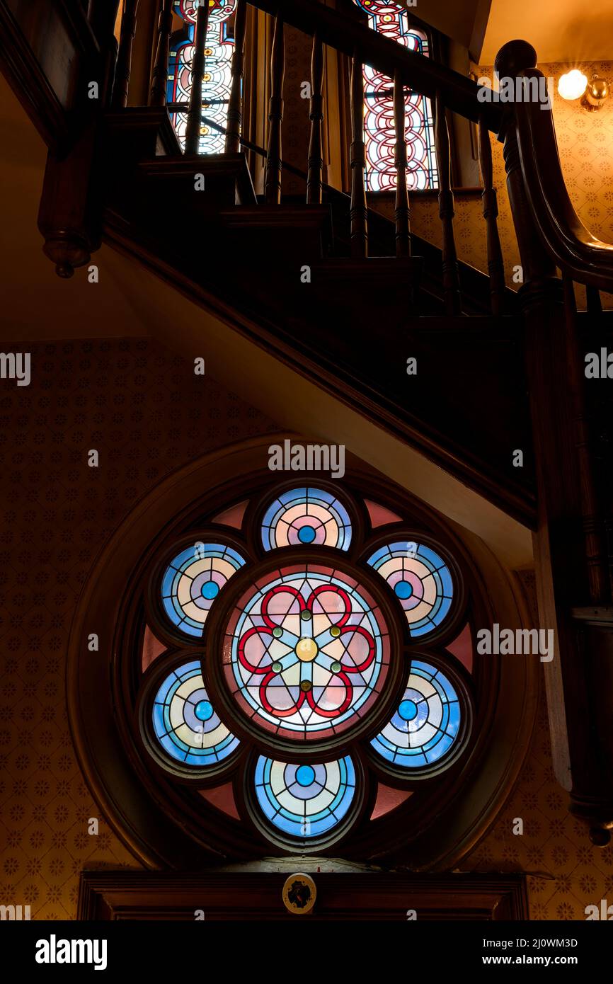 Scala e vetrate a Eldridge Street Sinagoga, Lower East Side, Manhattan, New York Foto Stock