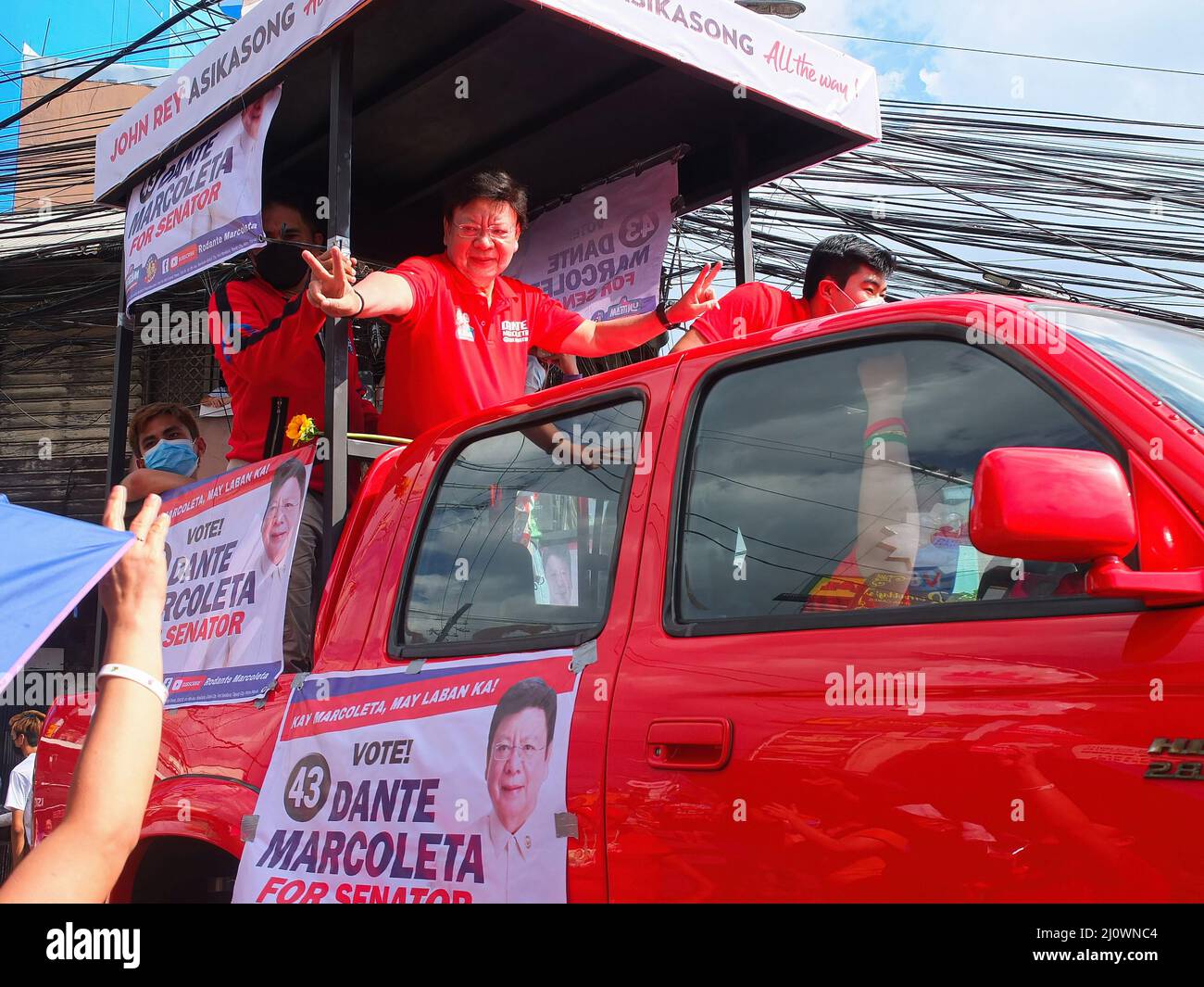 Il rappresentante della SAGIP della lista dei partiti Rodante Marcoleta ha visto lampeggiare un segno V per i suoi sostenitori. Bongbong Marcos Jr. Visita le città di Navotas e Malabon, come parte della campagna a nord di UniTeam Metro Manila. È l'unico figlio dell'ex forte filippino, il presidente Ferdinand Marcos Sr. E l'ex prima signora Imelda Romualdez Marcos. BBM, acronimo di Marcos Jr., sta eyeing la più alta sede di potere nella terra, la presidenza. Mentre mantiene il suo ruolo guida nei sondaggi presidenziali, il suo sogno sta fornendo una leadership unificante al paese se vince. Foto Stock