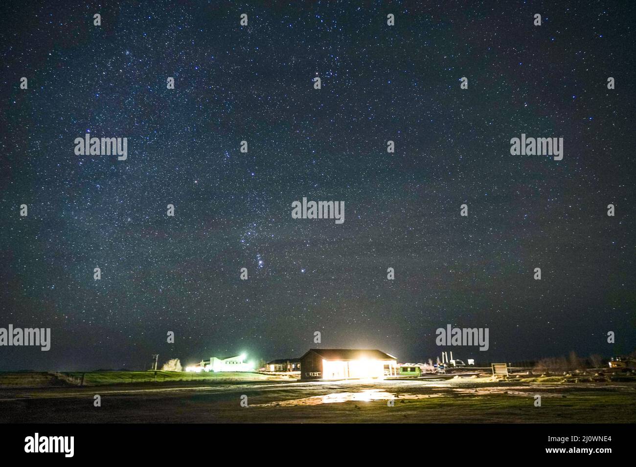 Pianure islandesi e la perfetta colonna sonora del cielo stellato Foto Stock