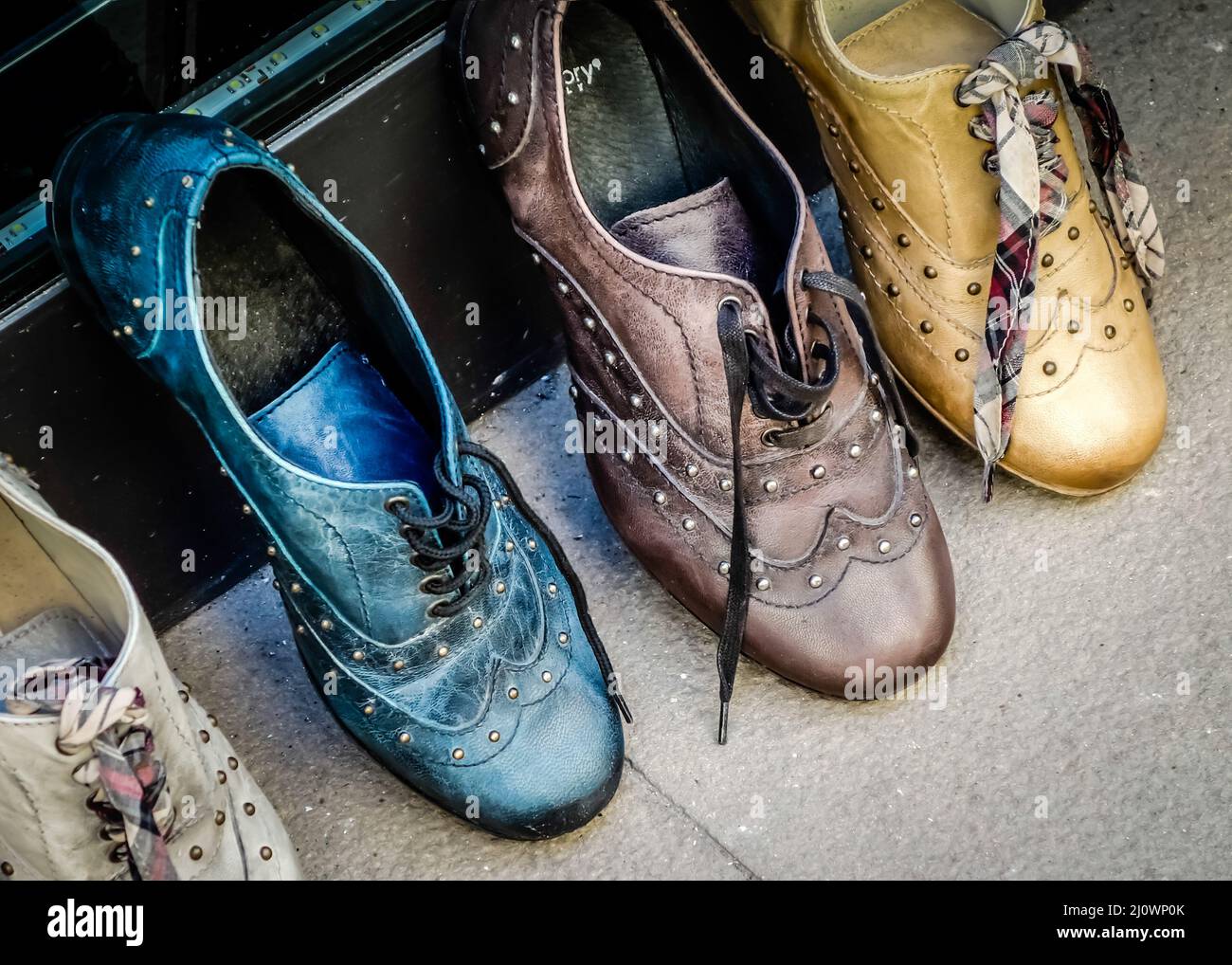 PIENZA, TOSCANA, ITALIA - MAGGIO 19 : Scarpe in strada a Pienza il 19 Maggio 2013 Foto Stock