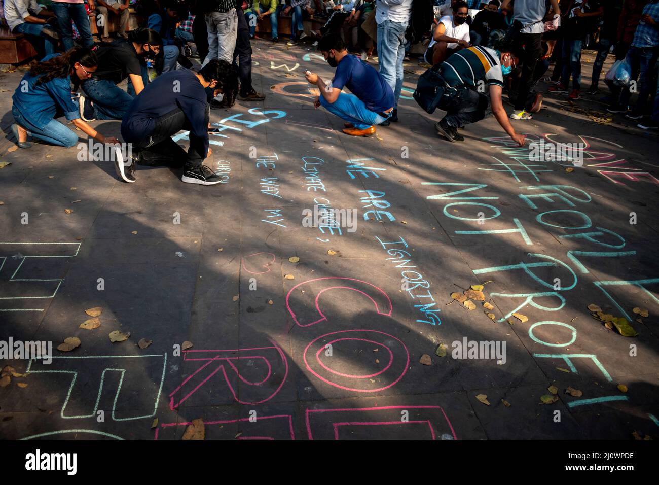 New Delhi, Delhi, India. 20th Mar 2022. Persone e bambini partecipano a una Street art. Chalk Graffiti, come parte di un'iniziativa di sensibilizzazione relativa al cambiamento climatico per il futuro per i venerdì a Connaught Place a Nuova Delhi. (Credit Image: © Mohsin Javed/Pacific Press via ZUMA Press Wire) Foto Stock