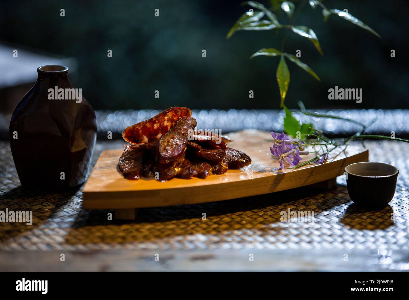 Salsicce cinesi e bottiglia di vino cinese Foto Stock