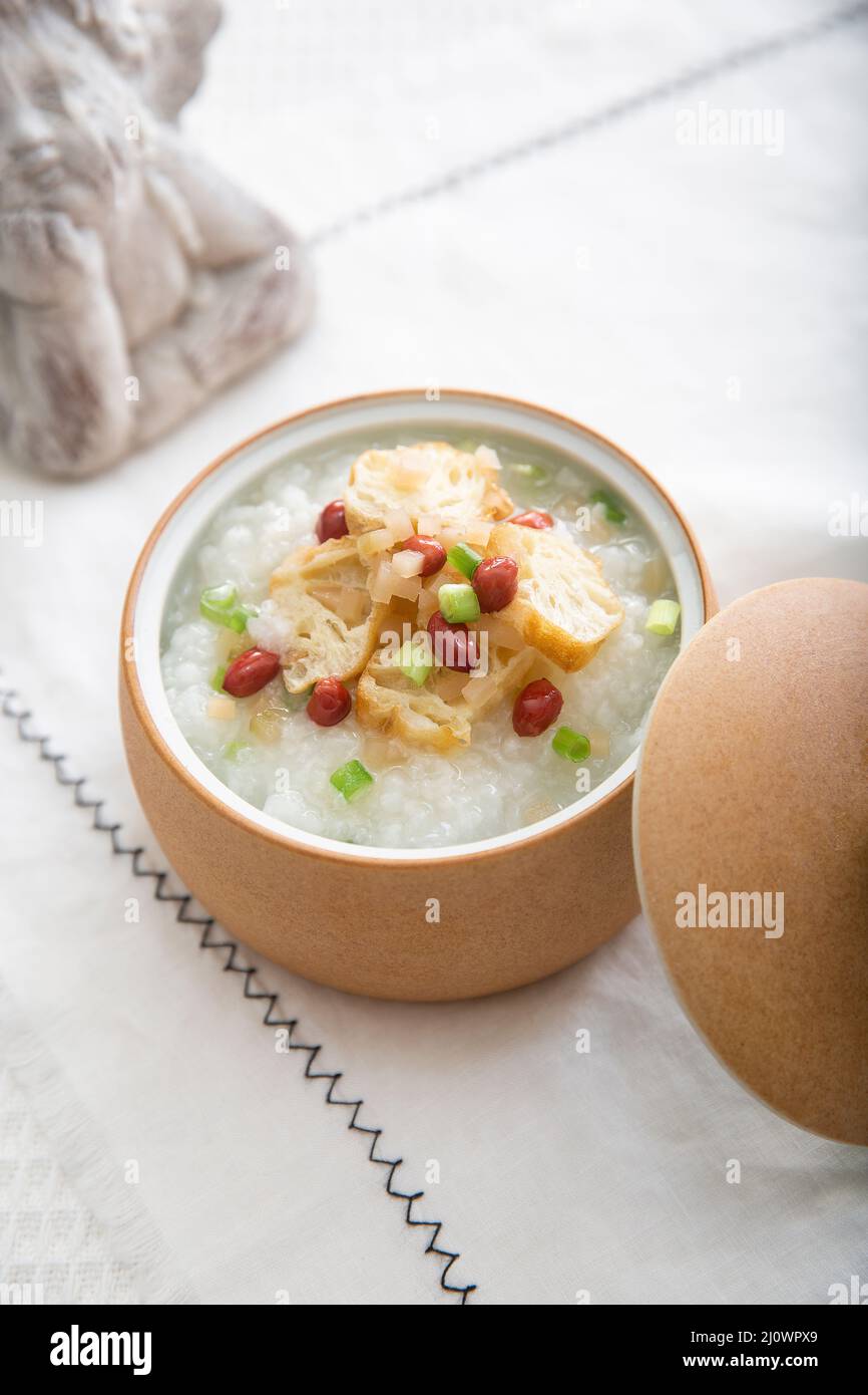 Porcellana di riso o di congee cinese : PORRGeo del figlio della barca Foto Stock