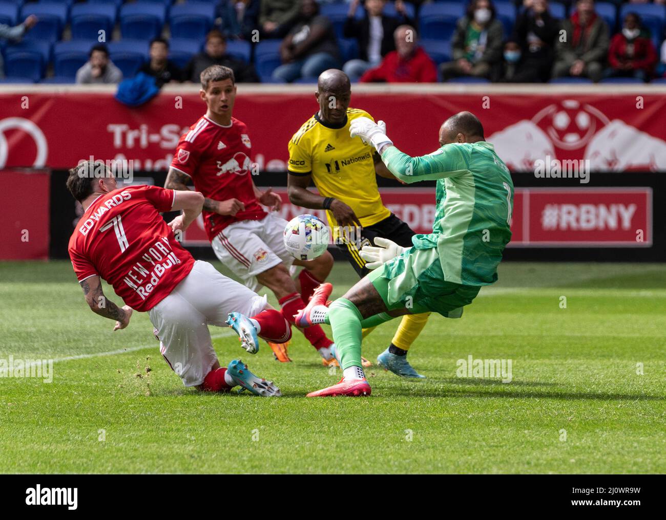 Harrison, Stati Uniti. 20th Mar 2022. Il portiere Eloy Room (1) di Columbus Crew salva durante MLS regolare 2022 stagione di gioco contro Red Bulls alla Red Bull Arena di Harrison, New Jersey il 20 marzo 2022. La partita si è conclusa con il pareggio 1 - 1. (Foto di Lev Radin/Sipa USA) Credit: Sipa USA/Alamy Live News Foto Stock