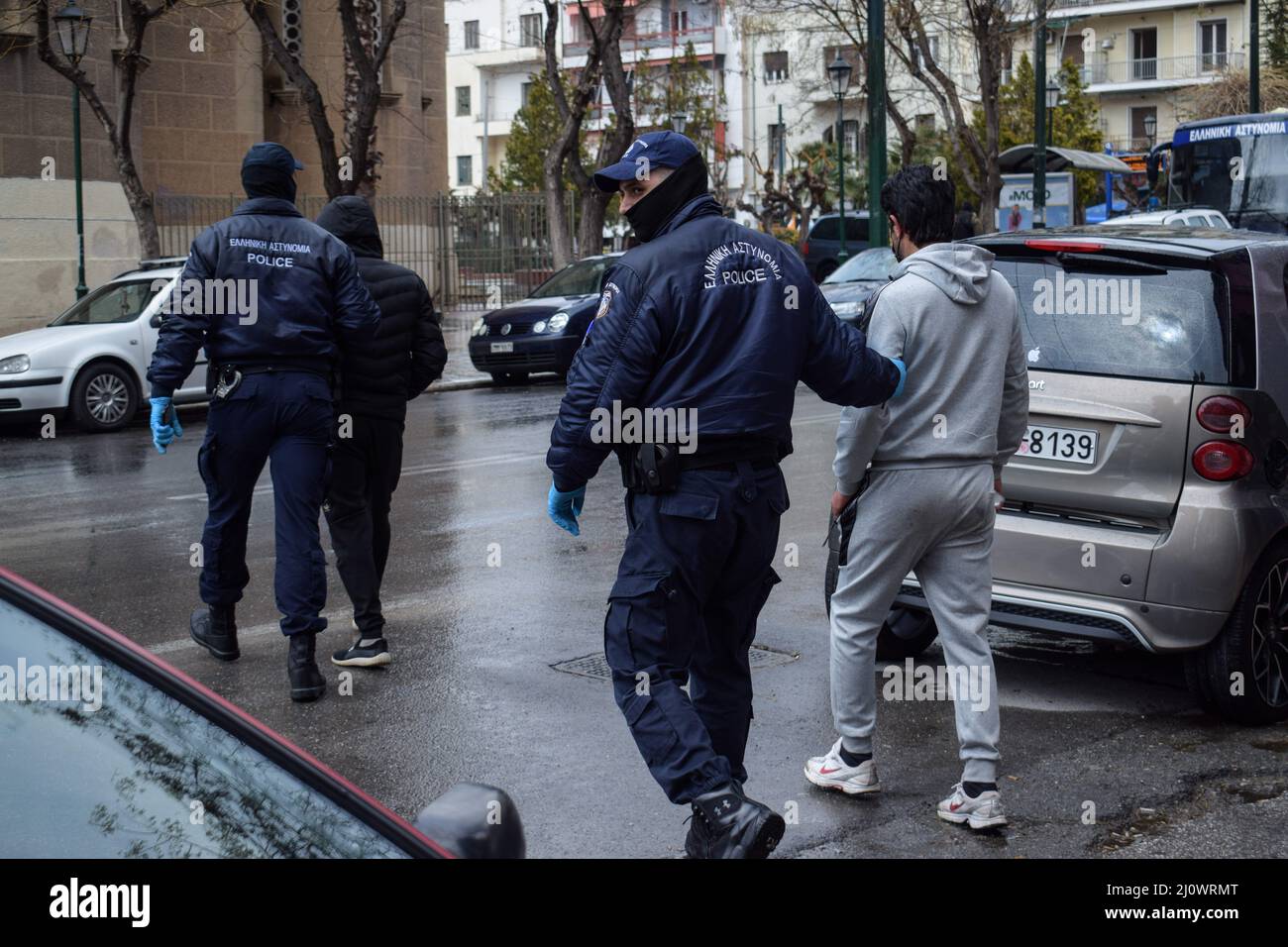 Atene, Grecia. 20th Mar 2022. Ufficiali di polizia greci detengono migranti irregolari senza permesso di soggiorno legale nell'area di Aghios Panteleimonas nel centro di Atene, un distretto con un'elevata popolazione di immigrati. (Credit Image: © Dimitris Aspiotis/Pacific Press via ZUMA Press Wire) Foto Stock