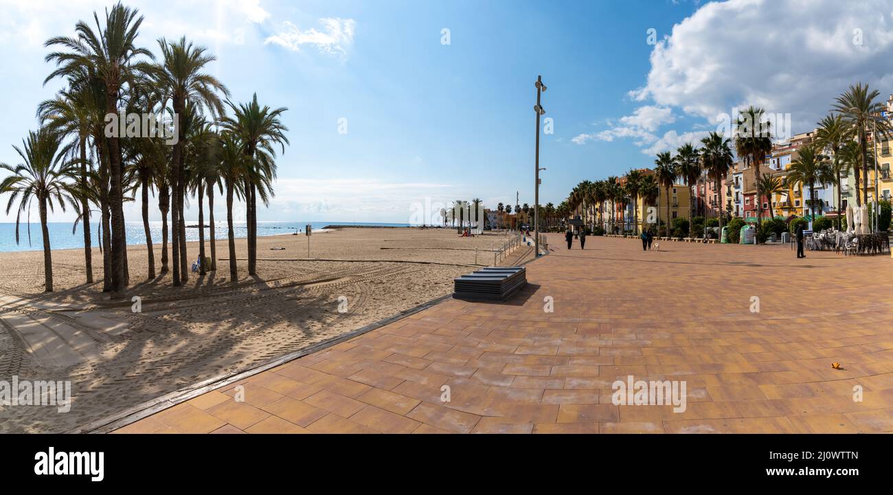 Vista panoramica delle case colorate sulla spiaggia nel centro storico di Villajoyosa Foto Stock