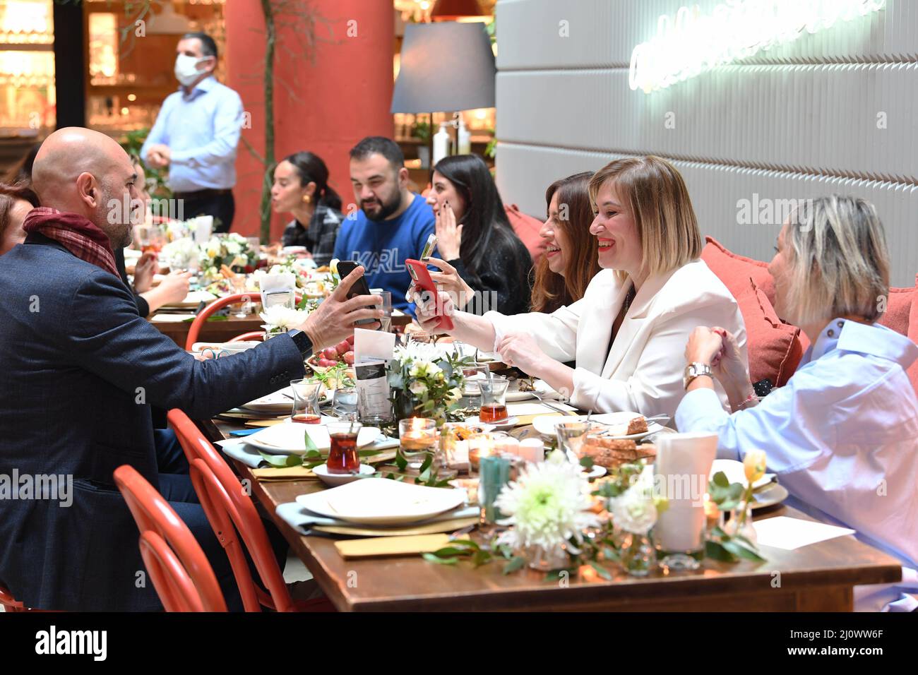 Istanbul, Turchia. 17th Mar 2022. Gli appassionati di cibo di Istanbul si riuniscono al "convegno per la colazione" per ascoltare famosi chef locali e critici del cibo che parlano delle loro idee sul rapporto d'oro nella gastronomia di Istanbul, Turchia, 17 marzo 2022. PER ANDARE CON 'caratteristica: Gli appassionati di cibo tacchino cercano l'arte della gastronomia su piatti' Credit: Shadati/Xinhua/Alamy Live News Foto Stock