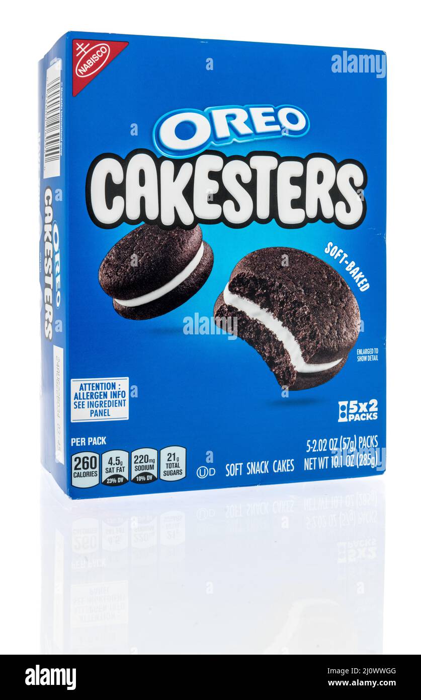 Winneconne, WI -19 Marzo 2021: Un pacchetto di cakesters Oreo biscotti cotti su uno sfondo isolato Foto Stock
