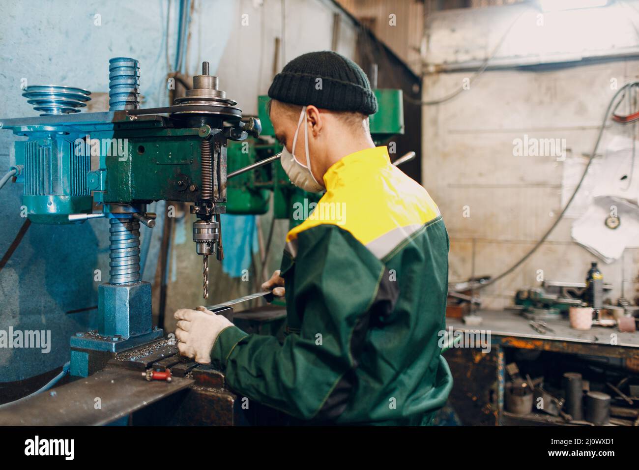 Il lavoratore che lavora con la trivella lavora in una fabbrica di metallo  Foto stock - Alamy