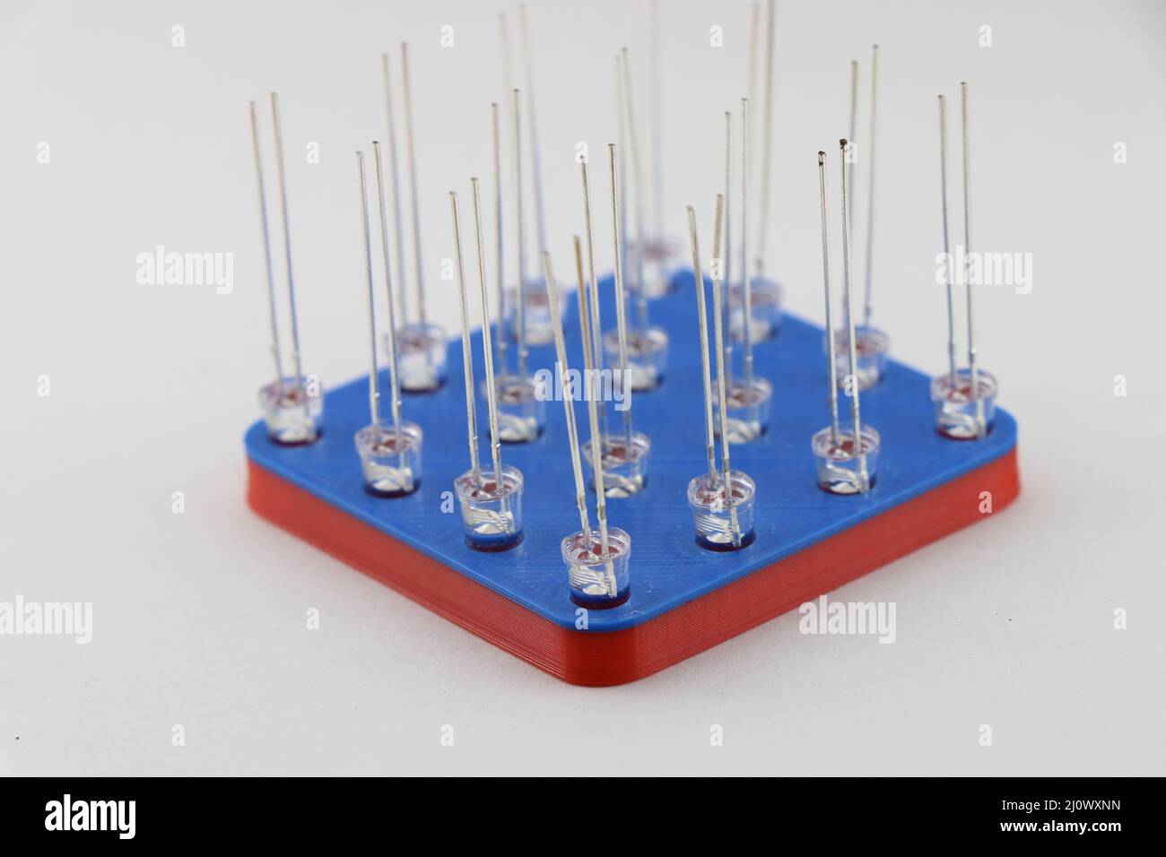 Più LED sono collegati agli slot di 3D LED stampati cubo maschera aiuta a saldare i piedini LED per costruire un po 'di progetto elettronico Foto Stock