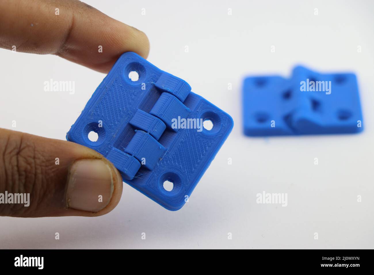 3D cerniere per finestre stampate realizzate con tecnologia di stampa 3D. Soluzioni di riparazione domestica realizzate con prototipazione rapida Foto Stock