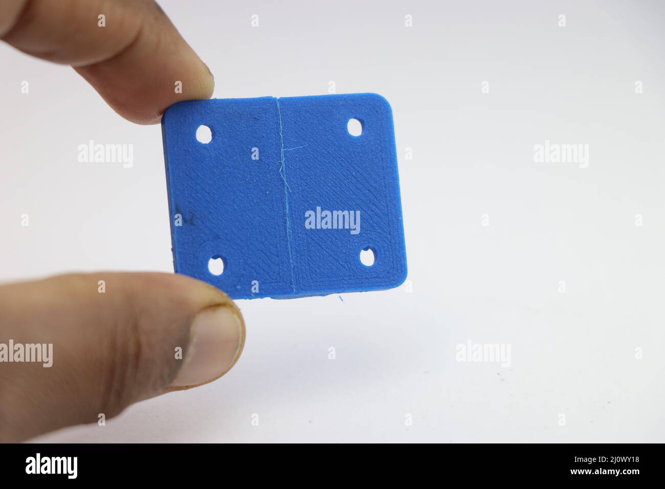 Vista posteriore di 3D cerniere per finestre stampate realizzate con tecnologia di stampa 3D. Parti di ricambio per uso domestico realizzate con una tecnologia di prototipazione rapida Foto Stock