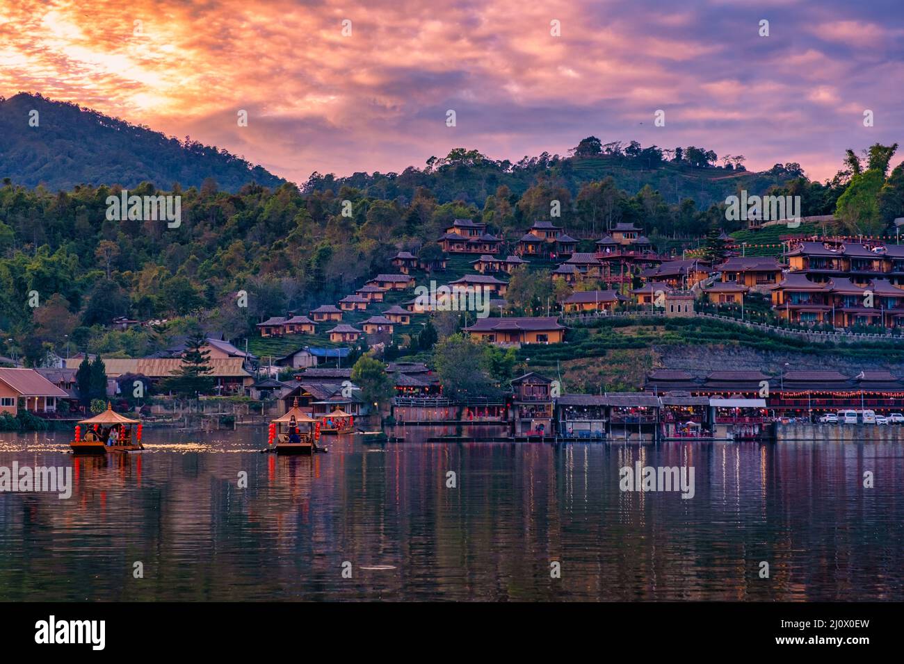 Alba a Lee vino Rak Thai, insediamento cinese, Mae Hong Son, Thailandia, bellissimo paesaggio durante l'alba al villaggio cinese amo Foto Stock