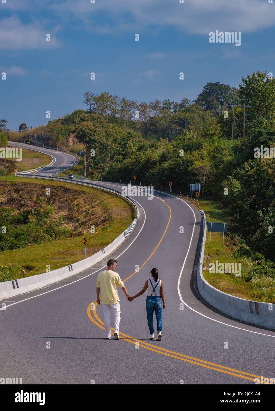 Strada nr 3 in Nan Thailandia country Road vista posteriore. Numero tre di strada tra le montagne a Nan, Thailandia. Foto Stock