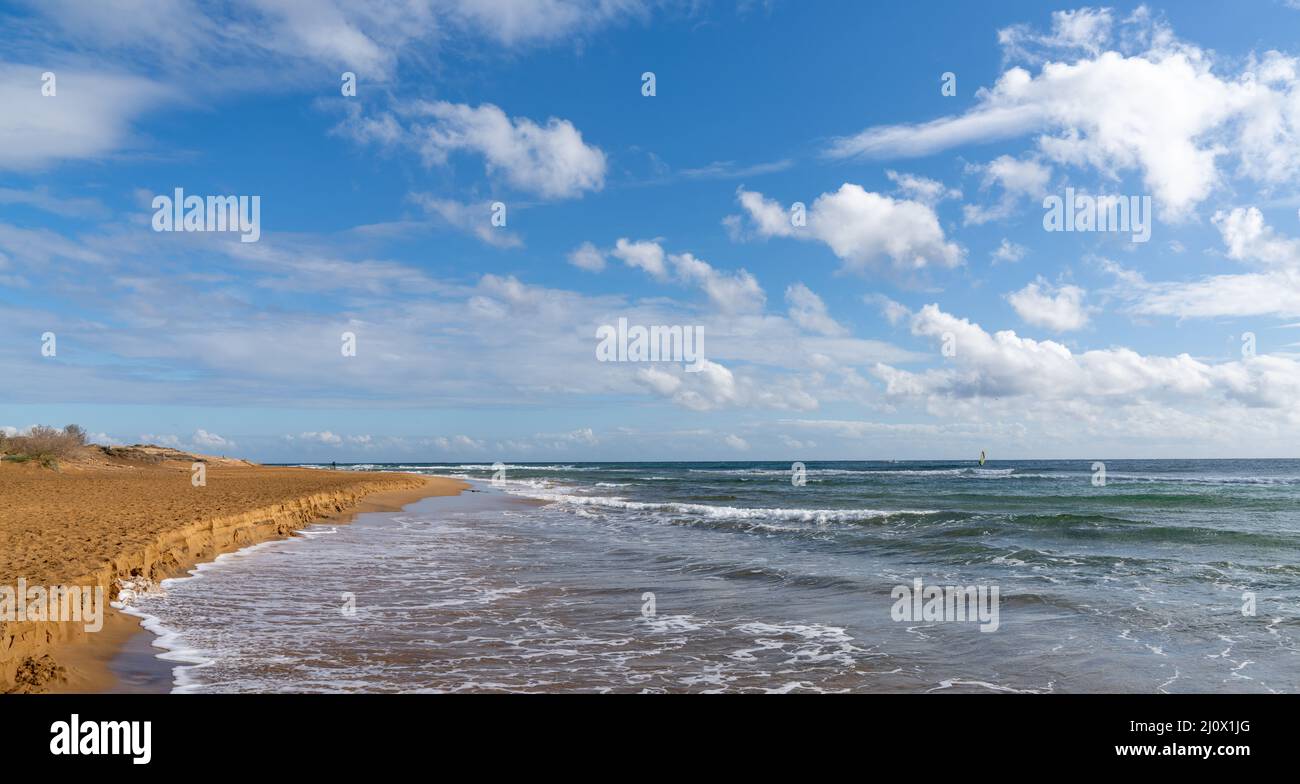 Vista panoramica delle spiagge dorate vuote nel Parco Regionale Calblanque nella Murcia meridionale Foto Stock