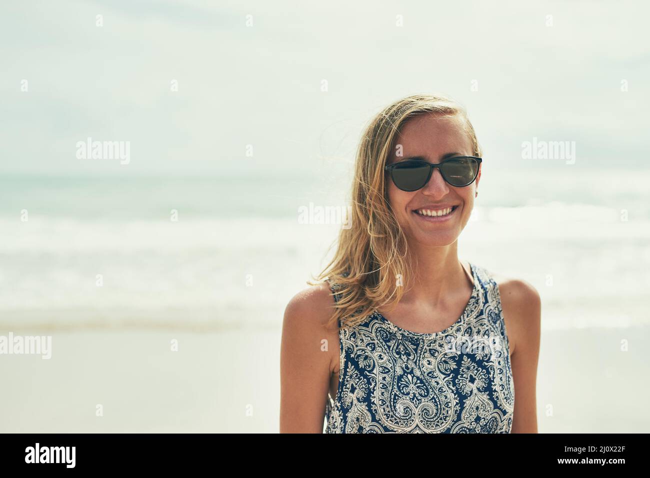 In caso di dubbi, viaggiare. Ritratto di una giovane donna felice esplorando una destinazione esotica da sola. Foto Stock