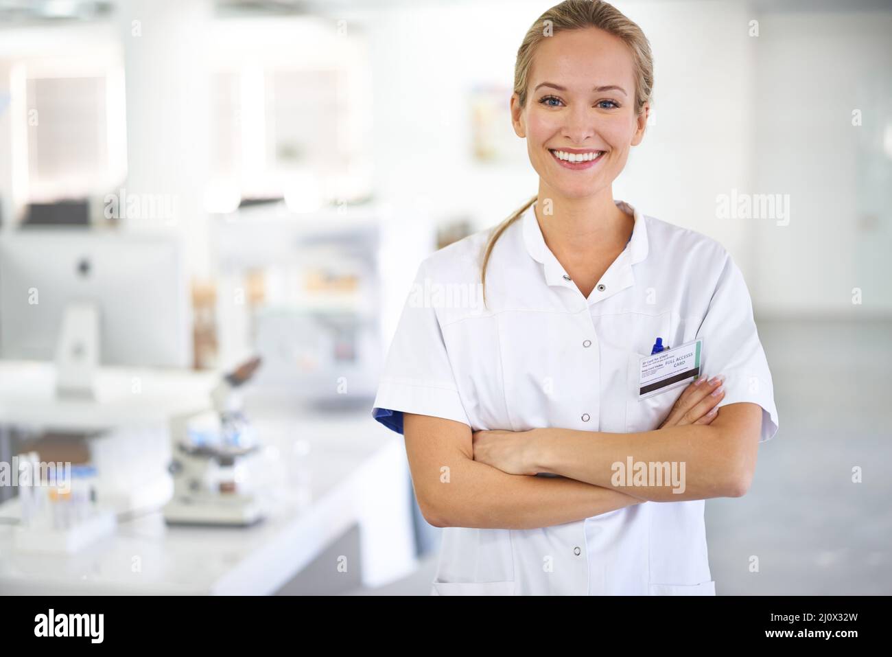 Bella giornata in laboratorio. Un ritratto corto di uno scienziato bello in piedi nel suo laboratorio. Foto Stock
