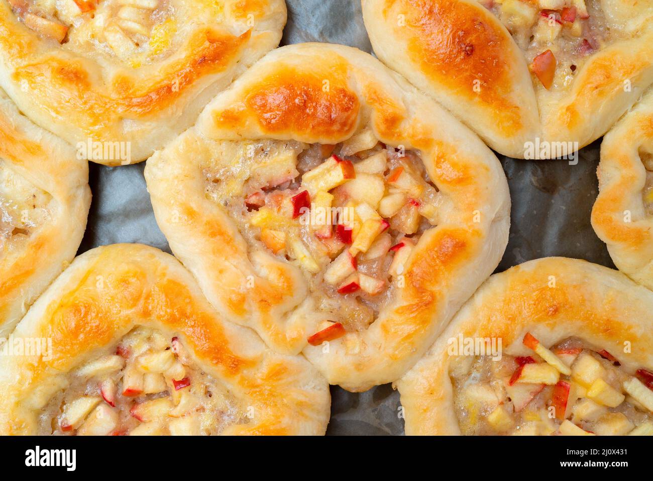 Torta di mele. Prodotti di pasta. Cuocere il dessert in cucina a casa. Ricetta di cibo casalingo. Foto Stock