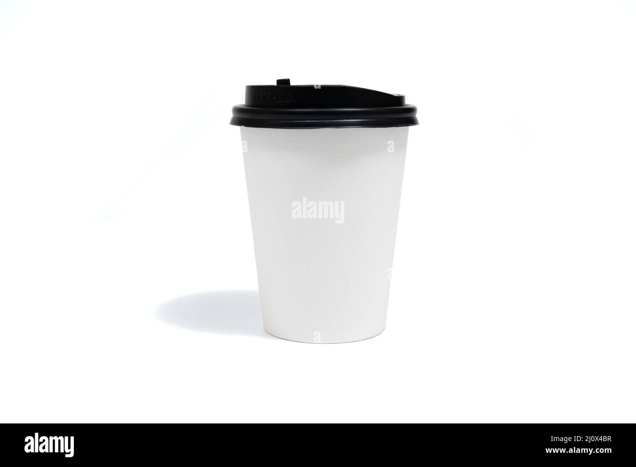 Tazza di caffè monouso in carta isolata su sfondo bianco. Caffè - bere, in movimento, imballaggio, Pubblicità, bianco Foto Stock