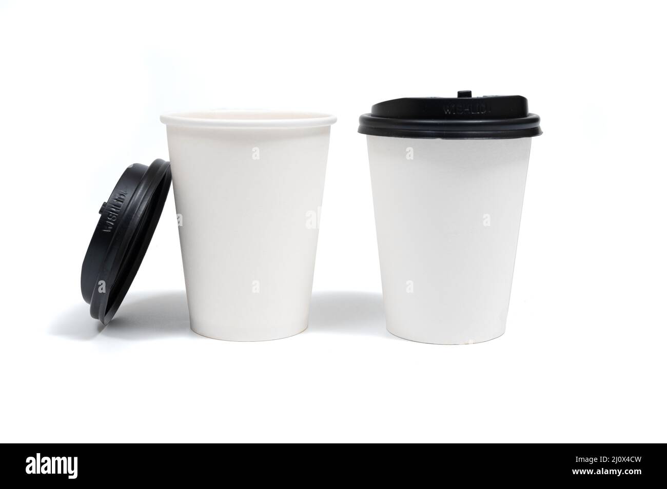 Tazza di caffè monouso in carta isolata su sfondo bianco. Caffè - bere, in movimento, imballaggio, Pubblicità, bianco Foto Stock
