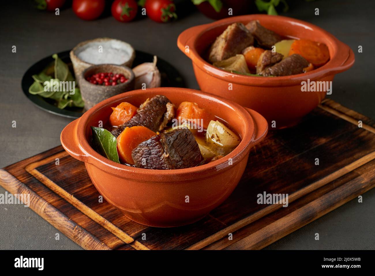 Gulasch con grandi pezzi di manzo e verdure. Carne di Borgogna. Cottura lenta. Foto Stock