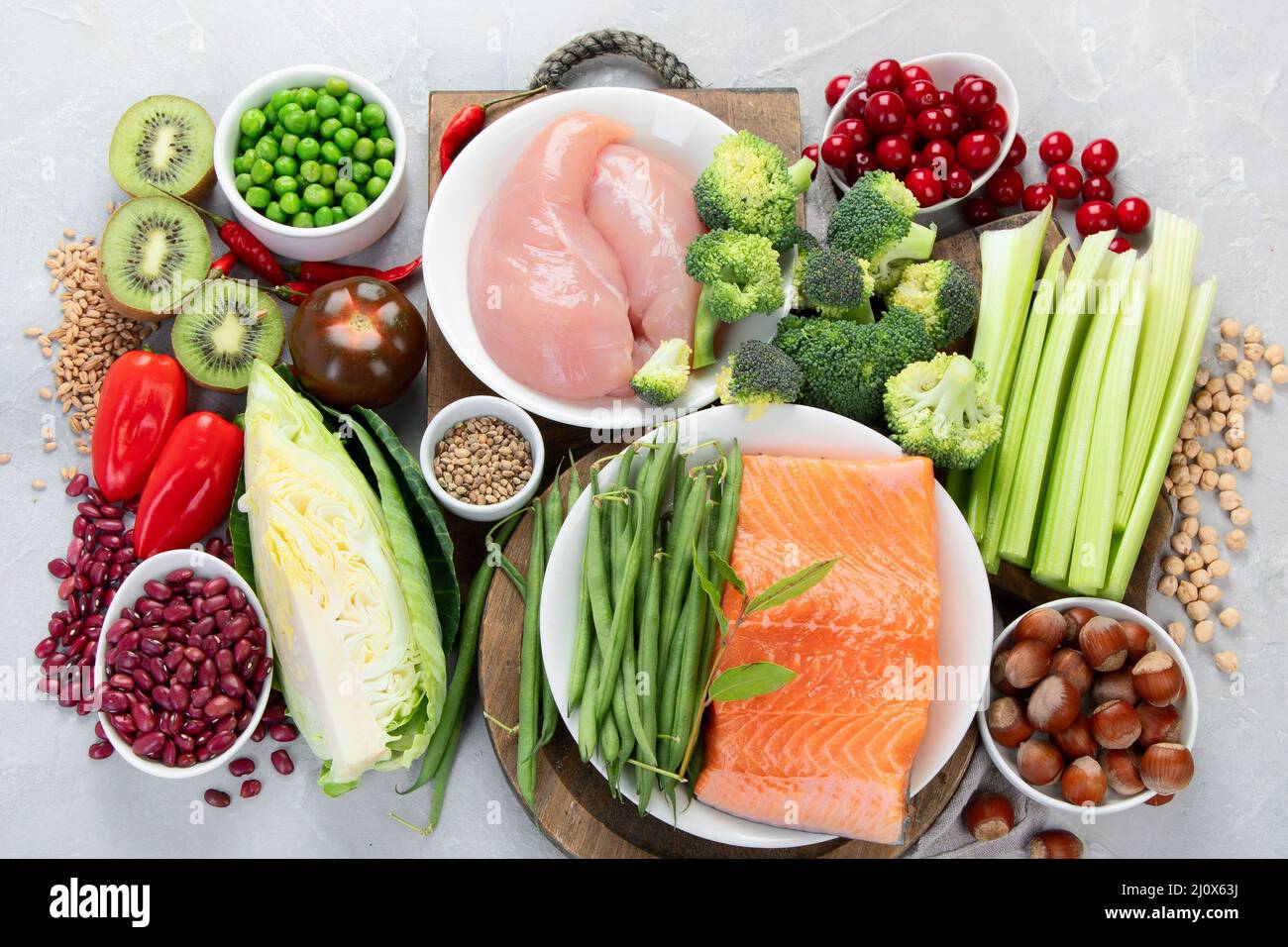 Alimenti con basso indice glicemico su sfondo grigio. Concetto di cibo sano. Vista dall'alto, piatto Foto Stock