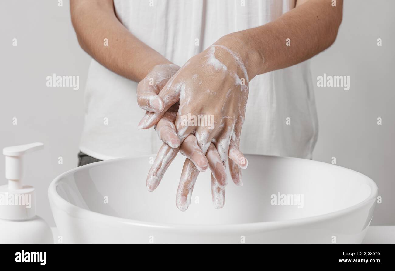 Pulire a fondo le mani con acqua saponata. Concetto di foto di alta qualità Foto Stock