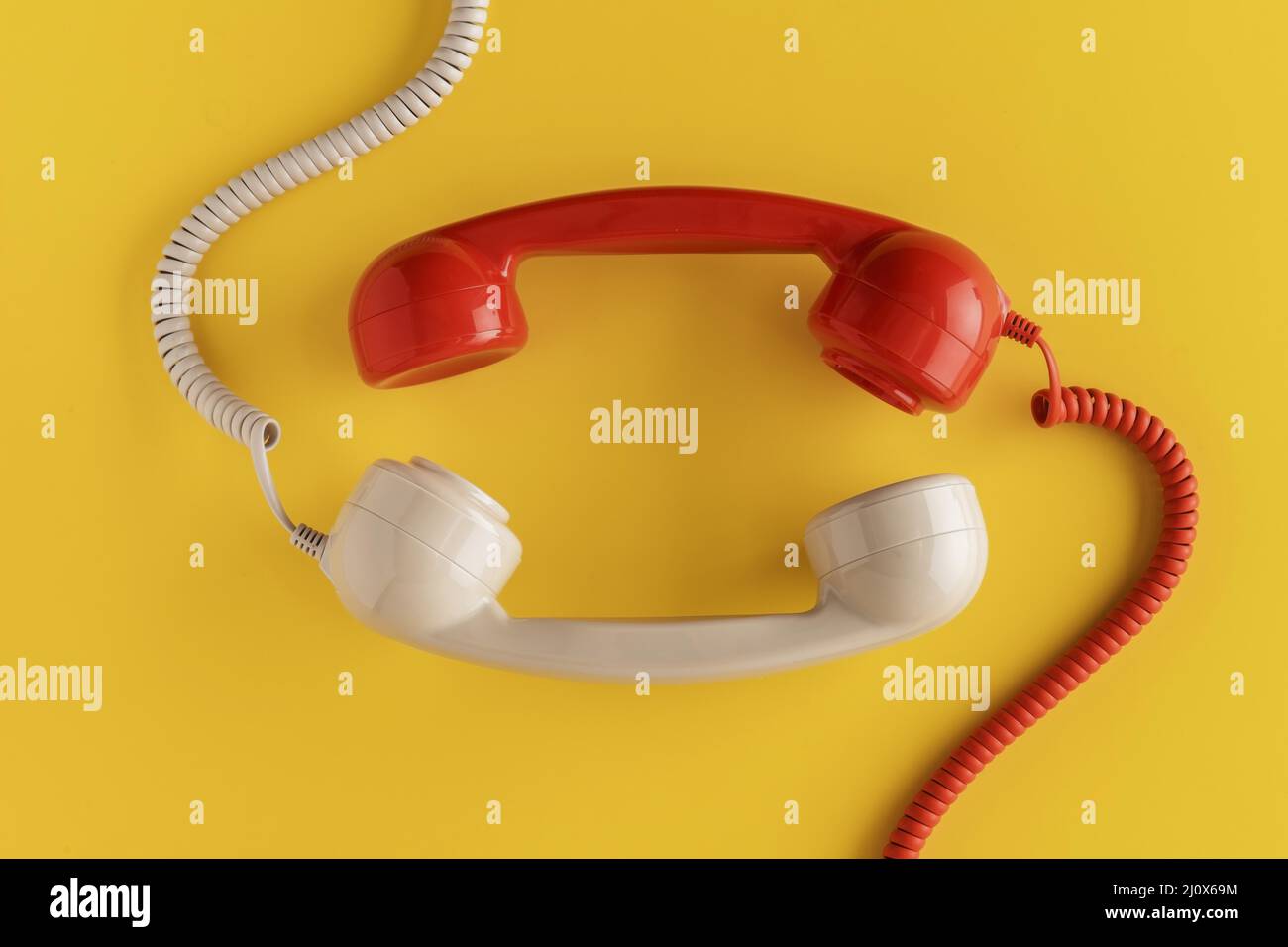 Vista dall'alto ricevitori telefonici vintage con cavo. Concetto di foto di alta qualità Foto Stock
