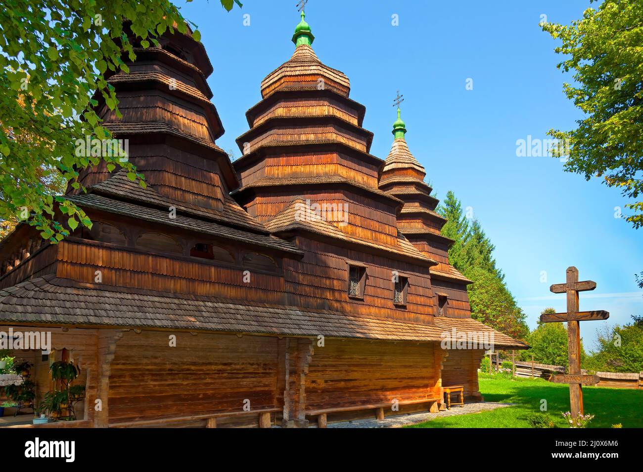 Chiesa e croce in legno cristiana ortodossa, Museo di architettura popolare, l'viv, Ucraina Foto Stock