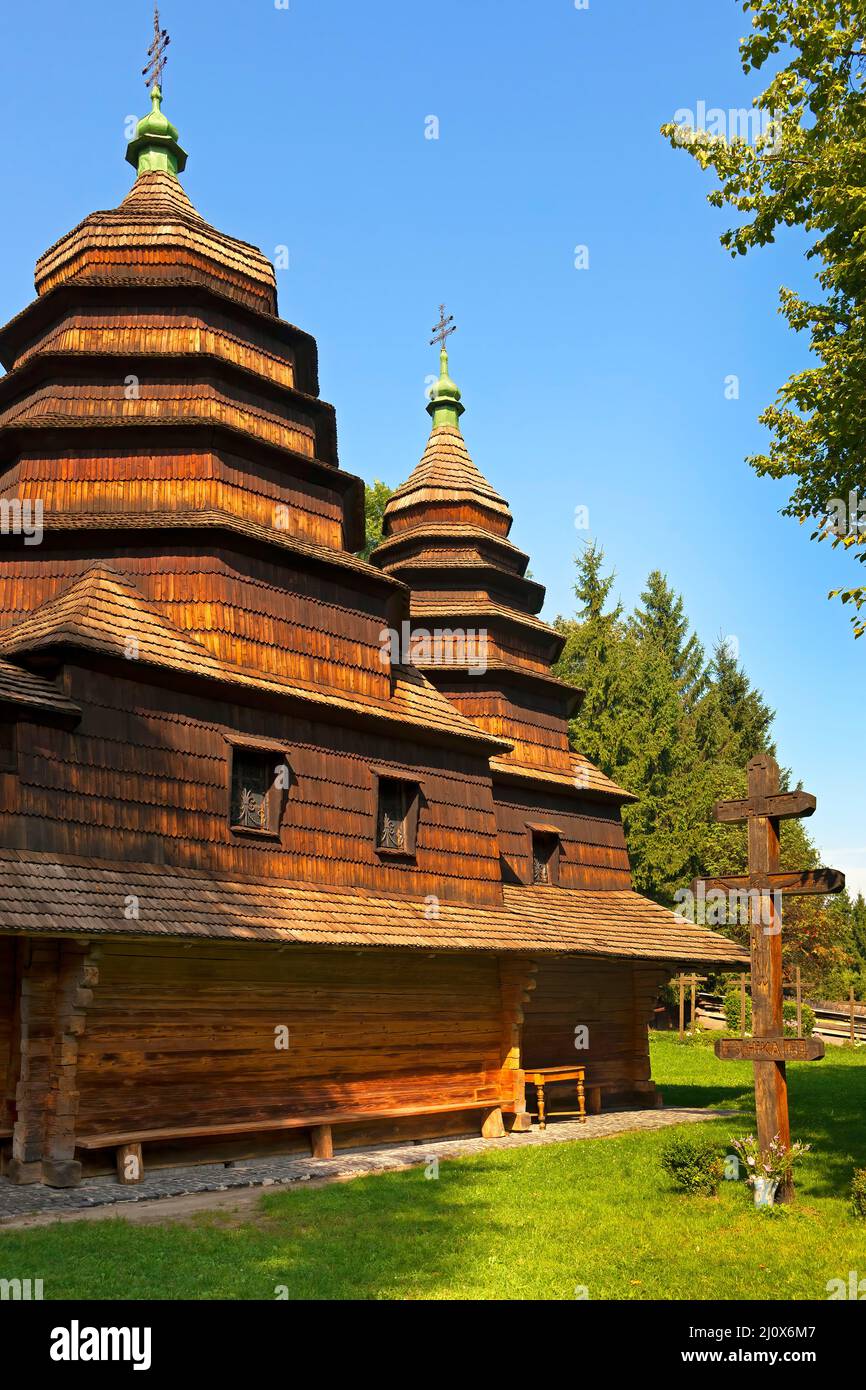 Chiesa e croce in legno cristiana ortodossa, Museo di architettura popolare, l'viv, Ucraina Foto Stock