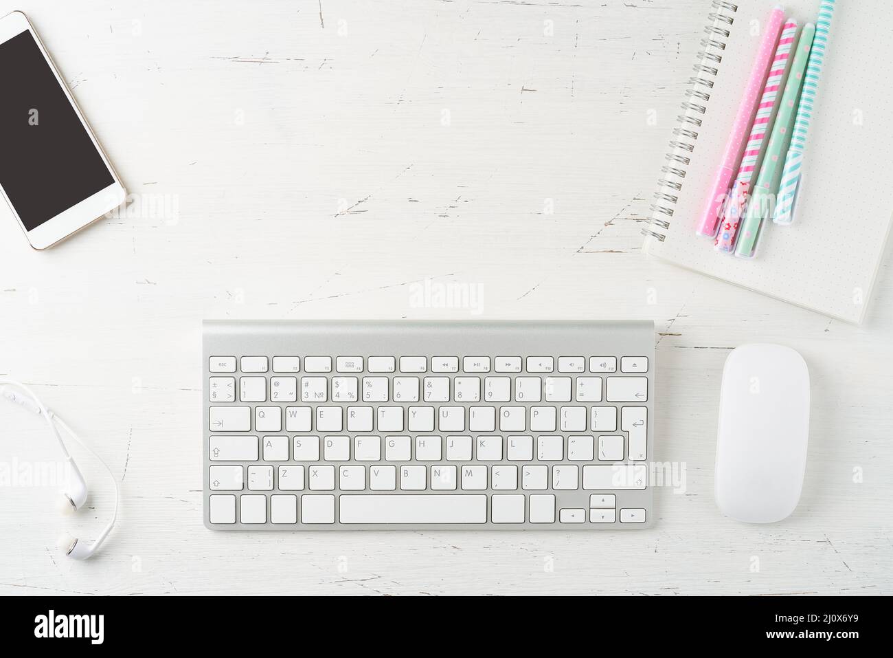 Lavoro da casa, apprendimento online. Vista dall'alto. Formazione a distanza. Spazio copia, simulazione Foto Stock